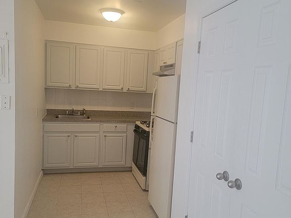 3rd image of 14104 Pershing Cres #3R