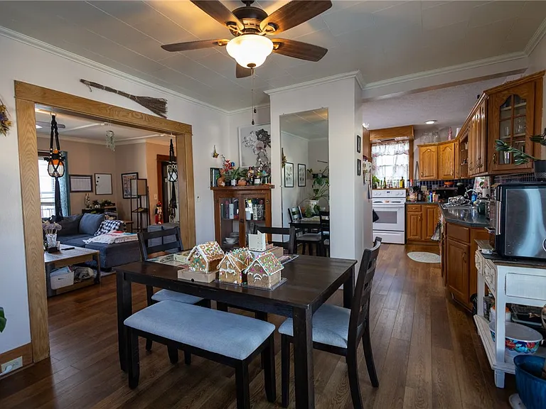 220 Kingsbury Ave — Photo 10