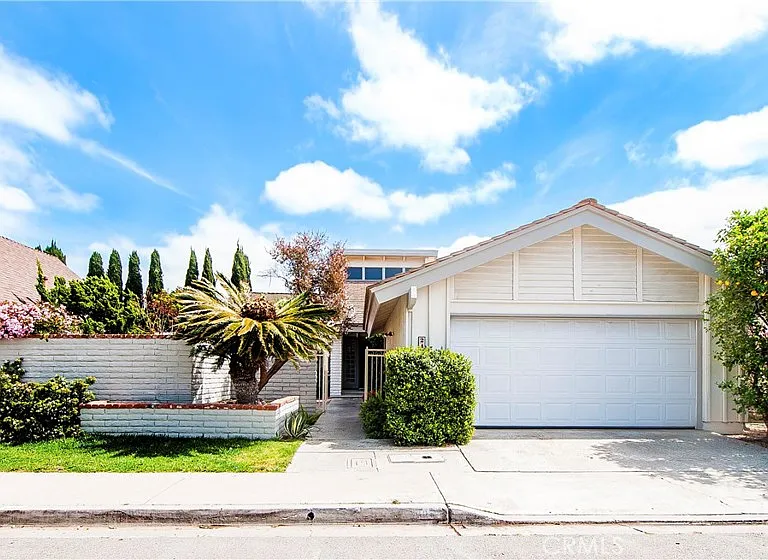 24 Cypress Tree Ln — Photo 2