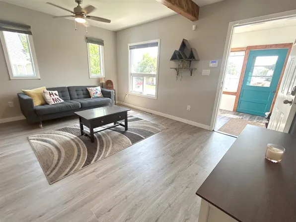 18 S Maple St, Okotoks, AB T1S 1J6