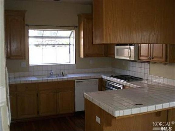 3rd image of 1621 Zinfandel Ct
