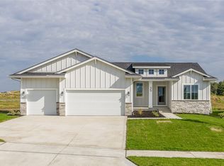 35 NW Valleyview Dr, Waukee, IA 50263