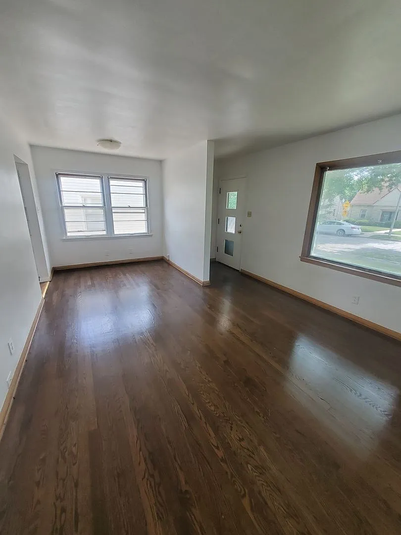 3 Bedroom Single Family — Photo 3