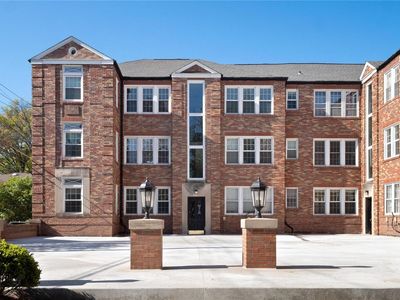 8052 Davis Dr APT 2E, Clayton, MO, 63105
