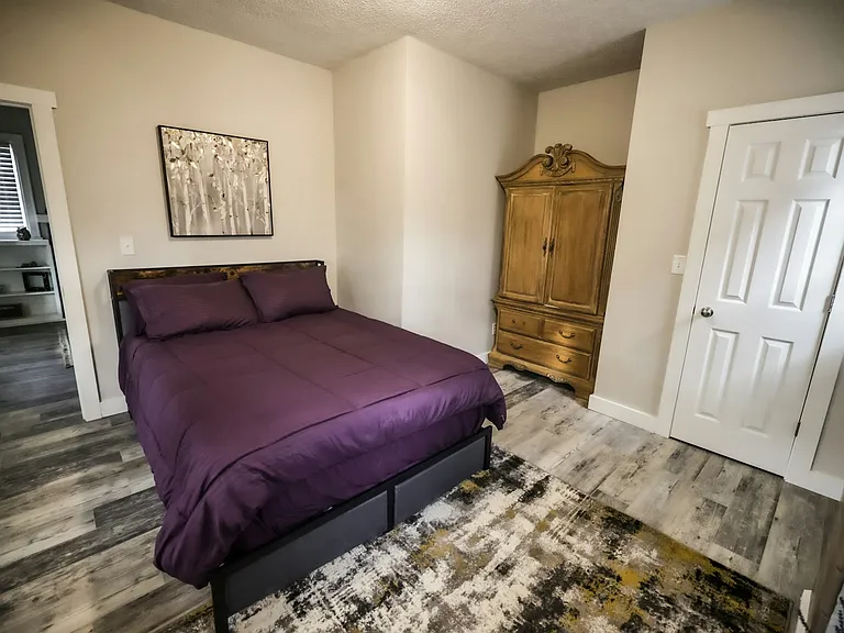 Master Bedroom - Queen