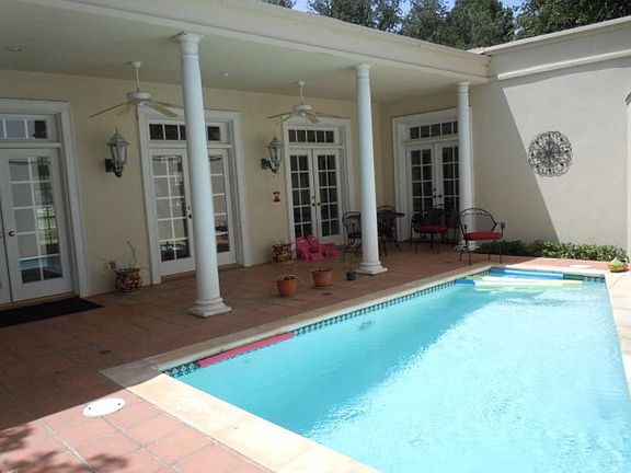 5th image of 2001 Augusta Dr