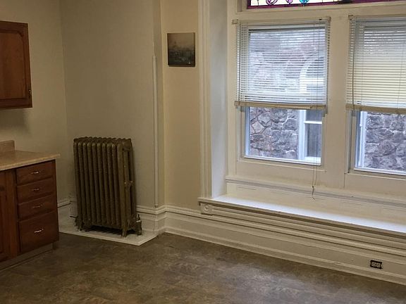 Large Eat in Kitchen 1st pic