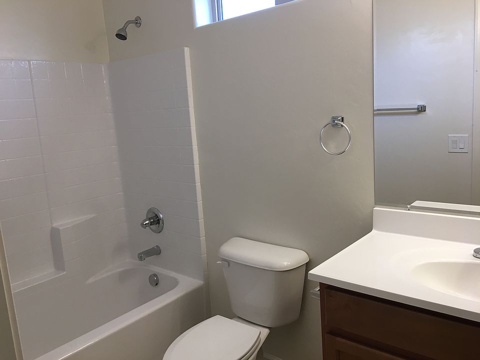 8436 E. Lakeshore Bath 2