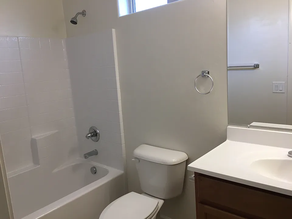 8436 E. Lakeshore Bath 2