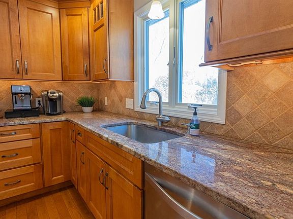 5th image of 9 Juniper Hill Dr