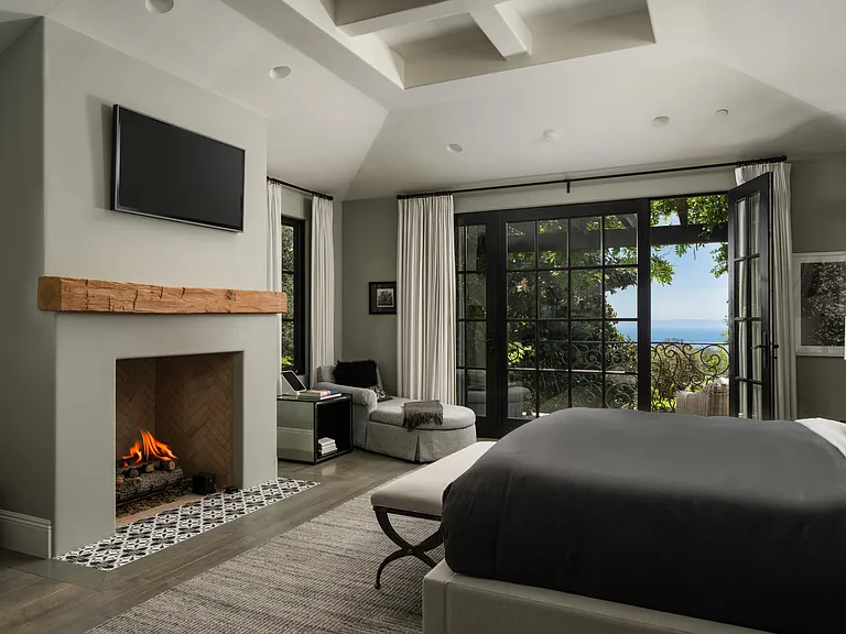 700 E Mountain Dr — Photo 10