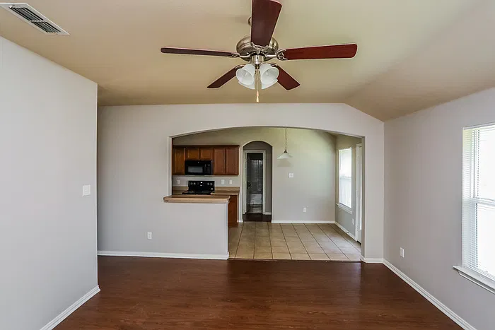 3 bed, 2.0 bath, 1454 sqft, $2,145 — Photo 4