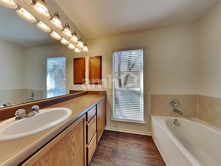 10622 Axis Xing — Photo 11
