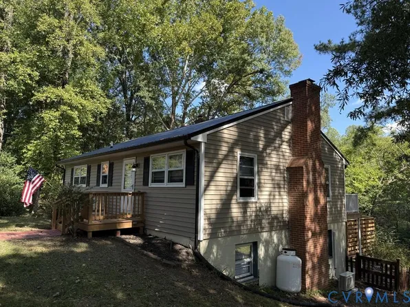 802 Bizzarre St, Farmville, VA 23901