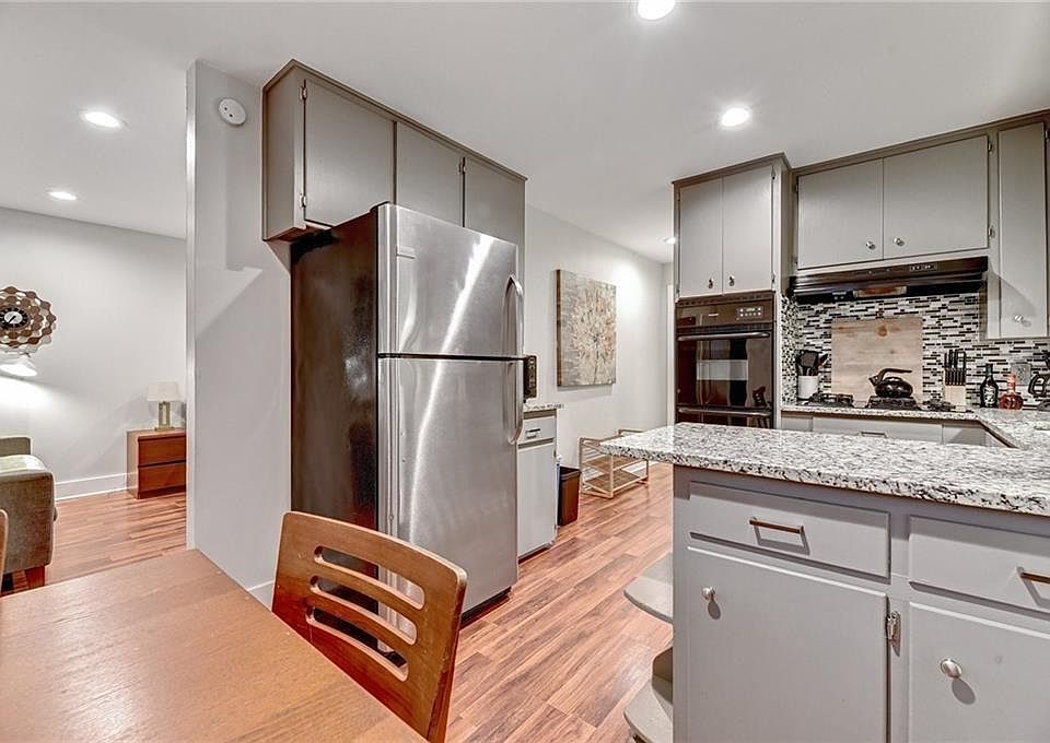 1st image of 2102 Kenwood Ave #B
