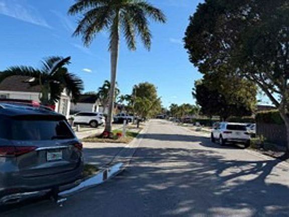 Exterior Neighborhood (street photo)