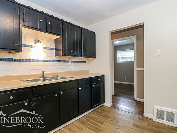 4th image of 1110 Wycomb Dr