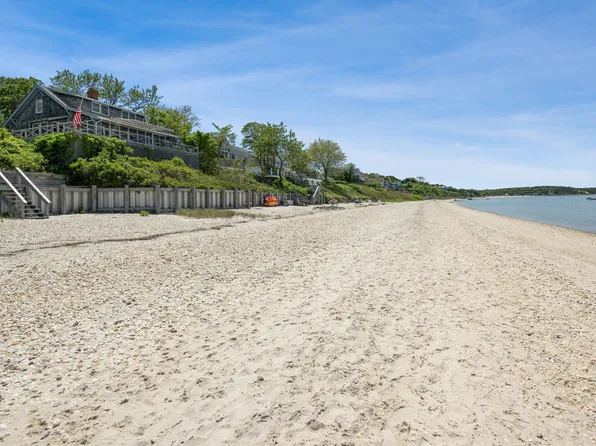 27 Oakhurst Rd, Hampton Bays, NY 11946