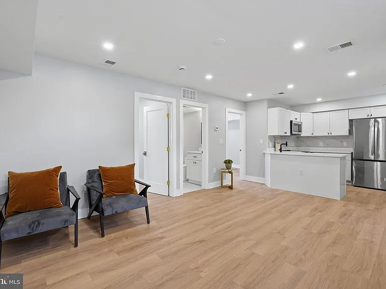 1301 Somerset Pl NW — Photo 4