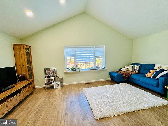 2nd image of 13368 Philmont Ave