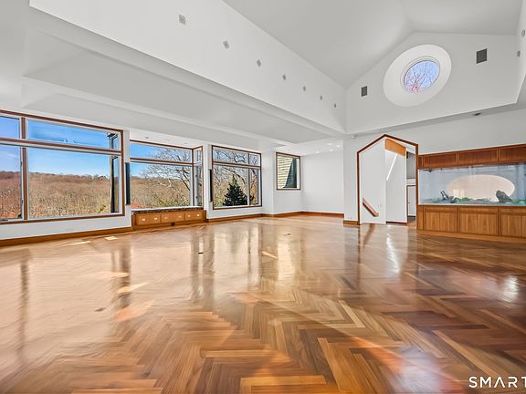 4th image of 160 Lantern Ridge Road