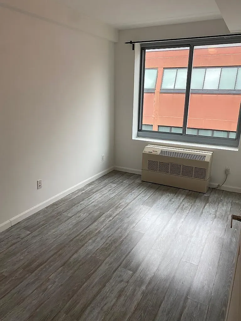 521 West 48th Street — Photo 3