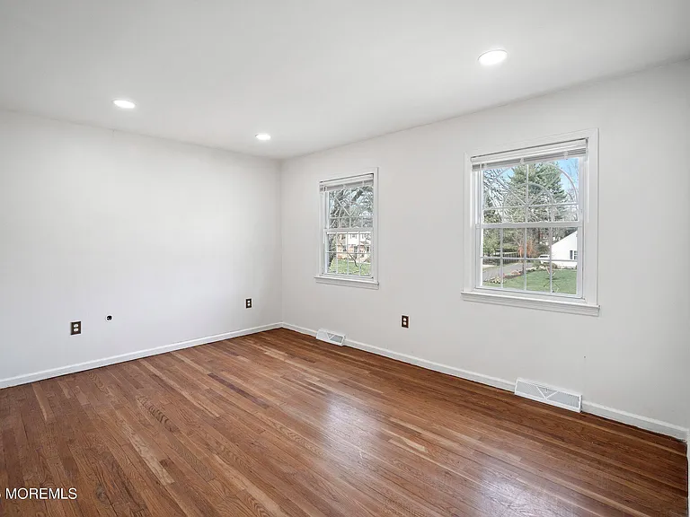 10 Monroe Ct — Photo 29