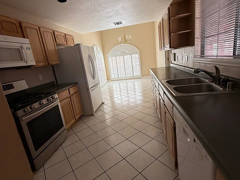 2112 Home Show Ln — Photo 13