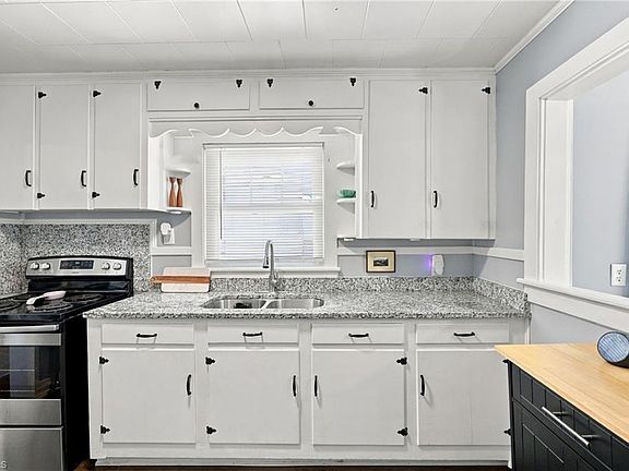 5th image of 1115 Graham St