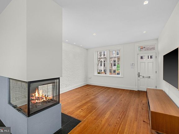 3rd image of 2912 Dumbarton St NW