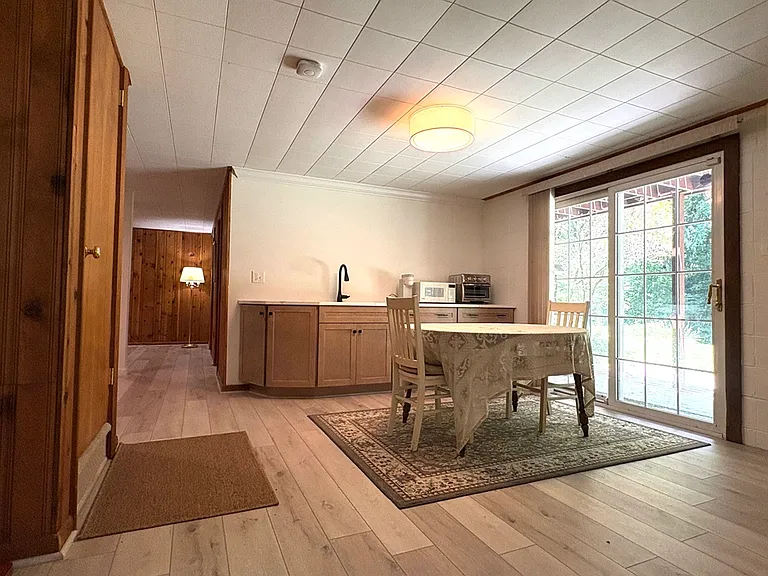 Eat-in Kitchen w/ New Laminate Floor