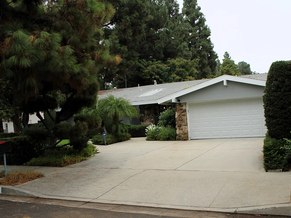 9642 Yolanda Ave