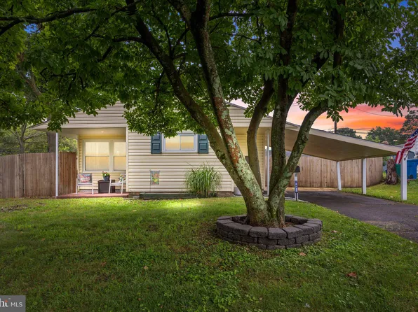 64 Valley Rd, Levittown, PA 19057