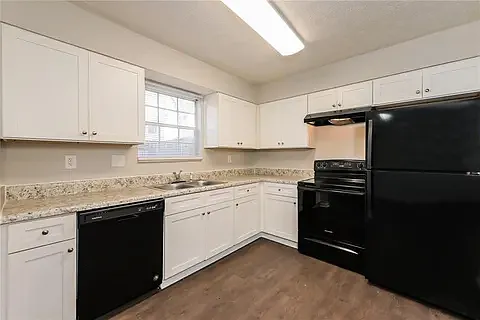 2573 Stratford Ln — Photo 3