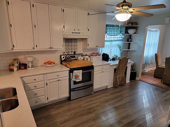 Kitchen w/desk area