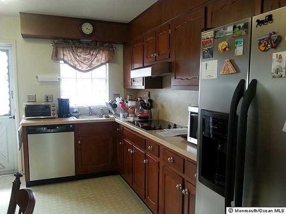 4th image of 819 Balmoral Court #D