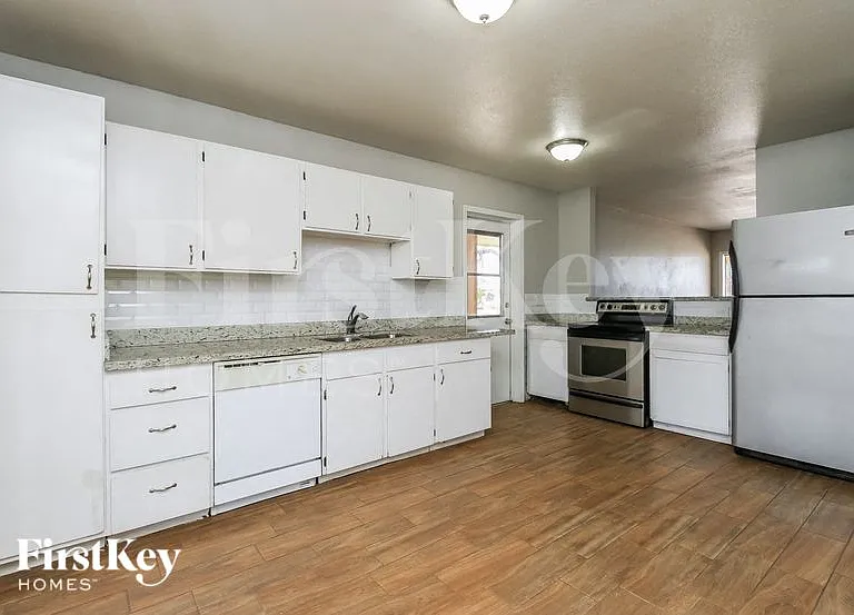 15035 N 28th Ave — Photo 7