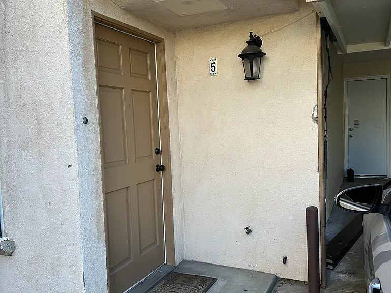 2210 S Hobart Blvd #5 — Photo 2