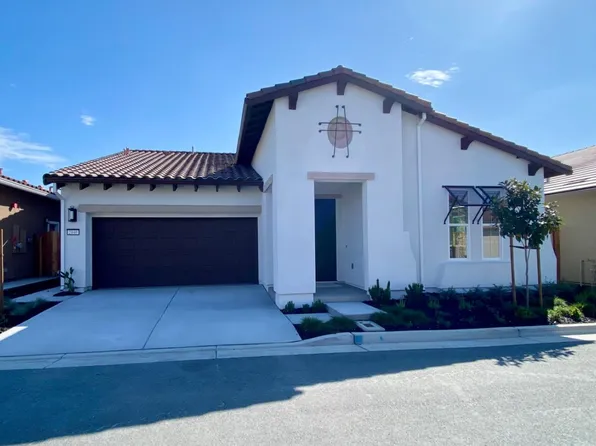 2140 White Oak Dr, Hollister, CA 95023