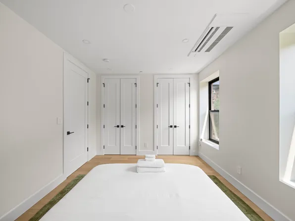 389 Manhattan Avenue image 29 of 38