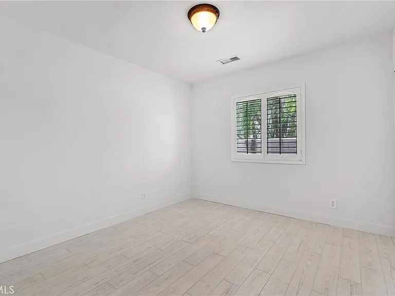 221 Acacia Ln — Photo 26