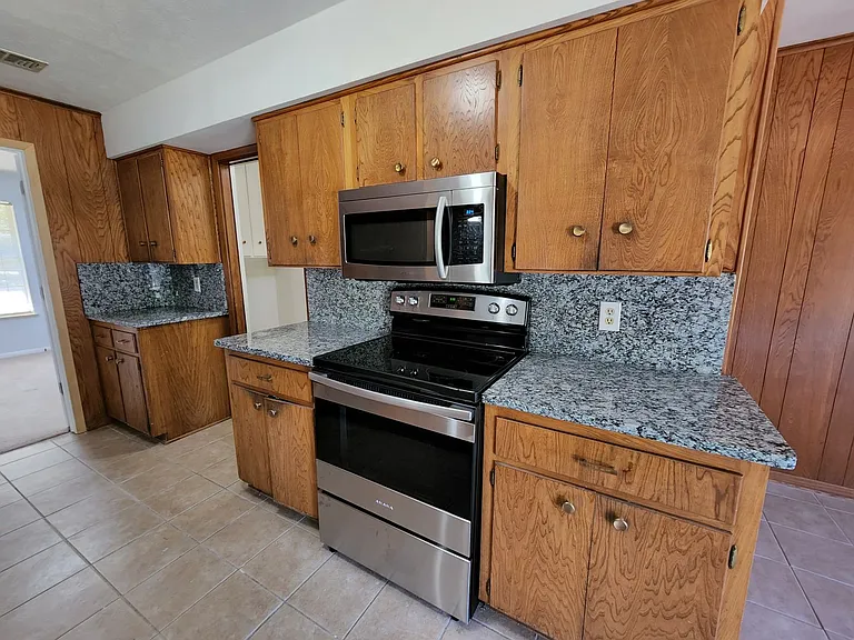 2604 Buckingham Dr — Photo 11
