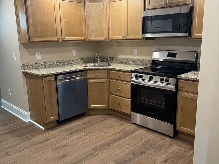 330 Linden Ave — Photo 8