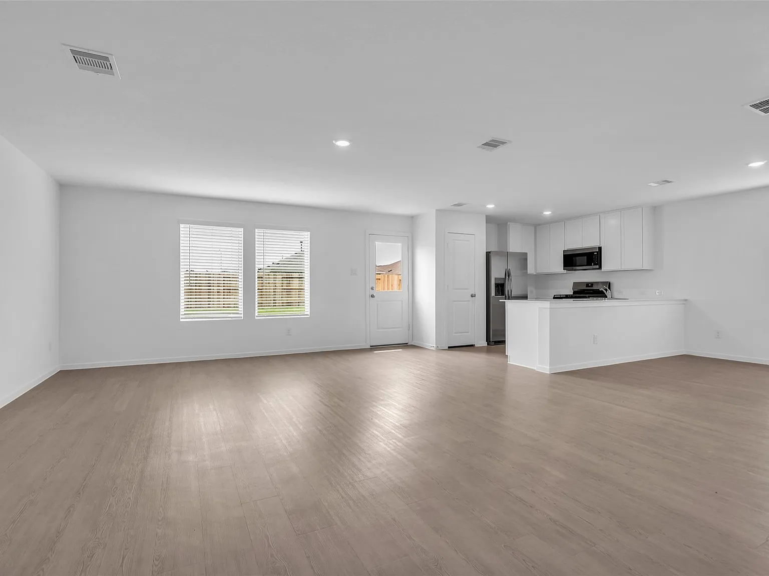 4 bed, 2.5 bath, 1979 sqft, $2,300 — Photo 2
