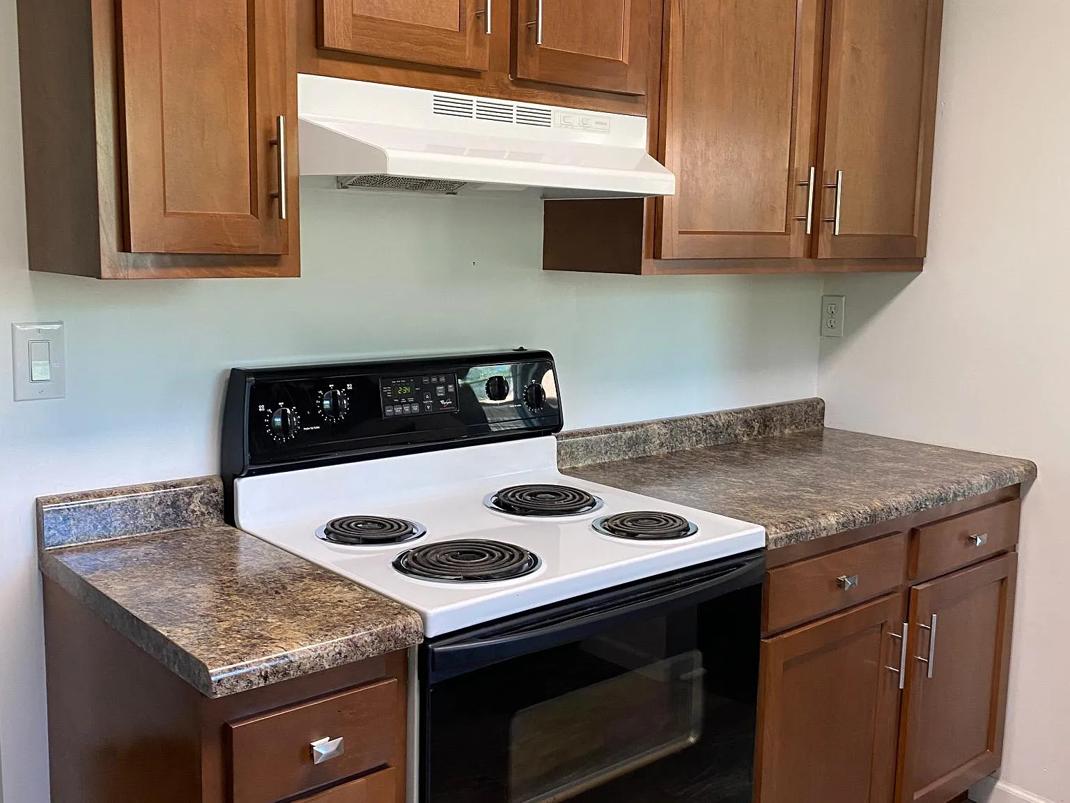 1304 Cambridge Dr — Photo 2