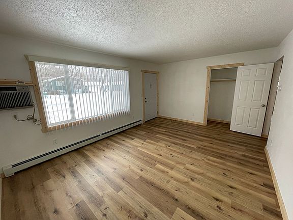 4th image of 206 6th St W