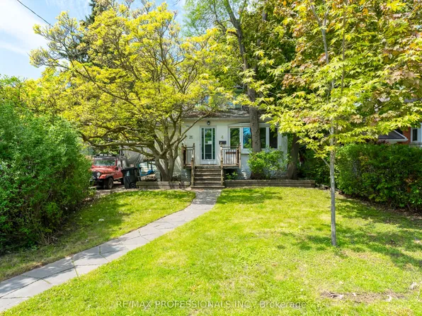 4 Elton Cres, Toronto, ON M8W 2X8