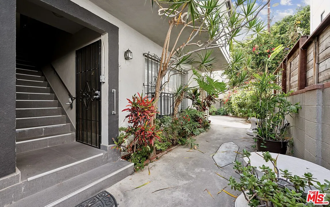 1 bed, 1.0 bath, 650 sqft, $2,300 — Photo 2