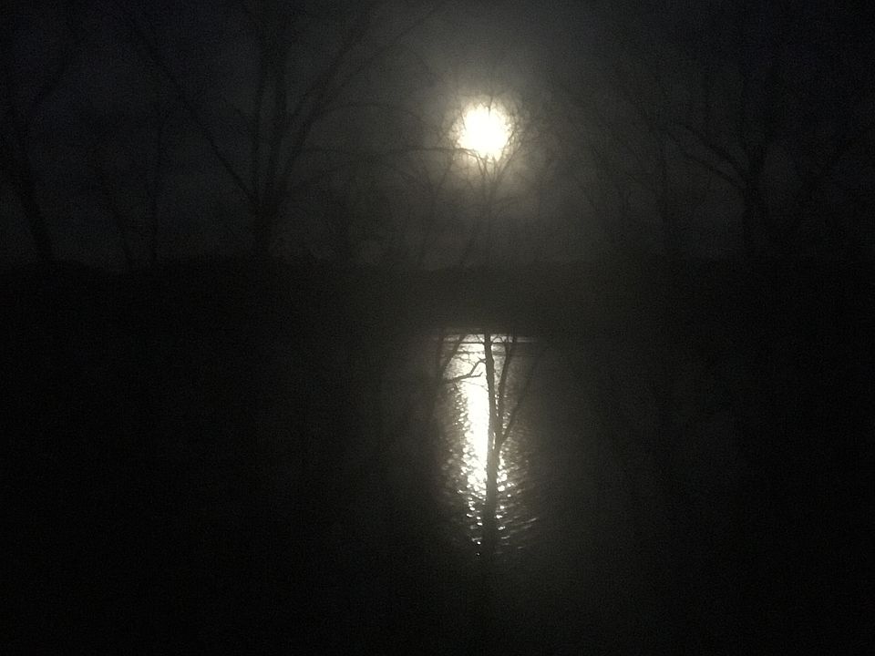 Beautiful moon wattsbar lake
