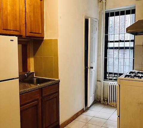 3rd image of 82 Madison St APT 10